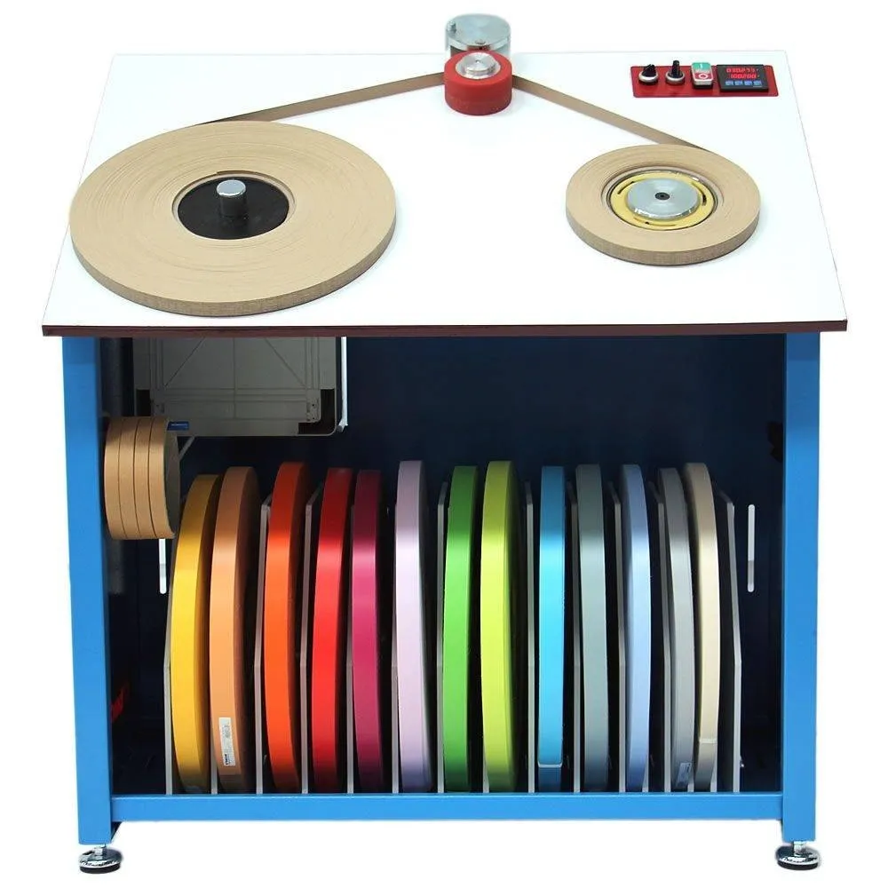 La conception ergonomique parfaite de notre rembobineuse rend le travail de nos clients plus facile et plus sain. Avec notre concept de stockage jusqu'à 30 rouleaux de bandes de chant, l'espace est également utilisé.