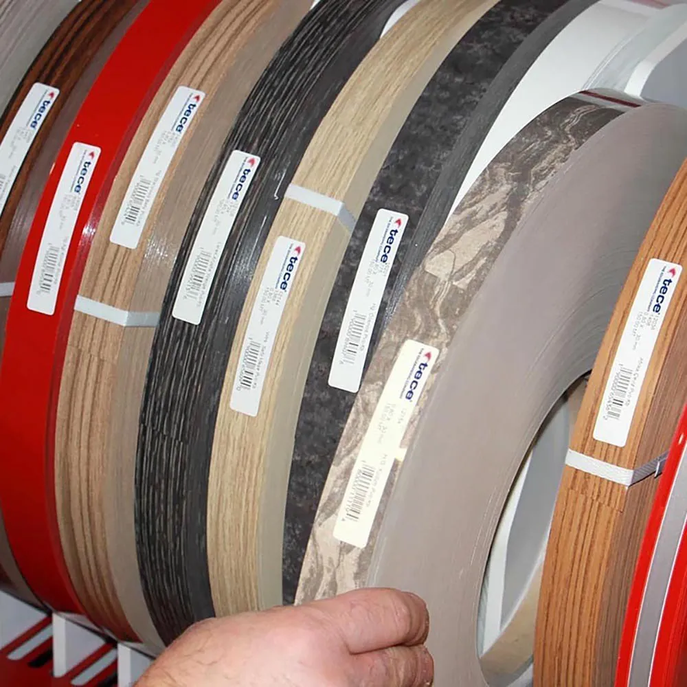 La conception ergonomique parfaite de notre rembobineuse rend le travail de nos clients plus facile et plus sain. Avec notre concept de stockage jusqu'à 30 rouleaux de bandes de chant, l'espace est également utilisé.